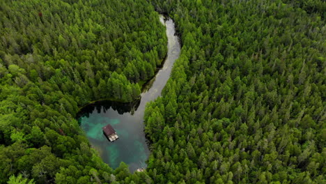 Aerial-view-of-Kitch-iti-kipi-spring-in-Michigan's-upper-peninsula