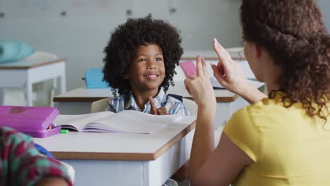 Video-Einer-Glücklichen-Kaukasischen-Lehrerin,-Die-Einem-Afroamerikanischen-Jungen-Mathematik-Lernt