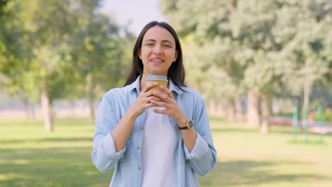 Glückliches-Indisches-Mädchen,-Das-Kaffee-Trinkt