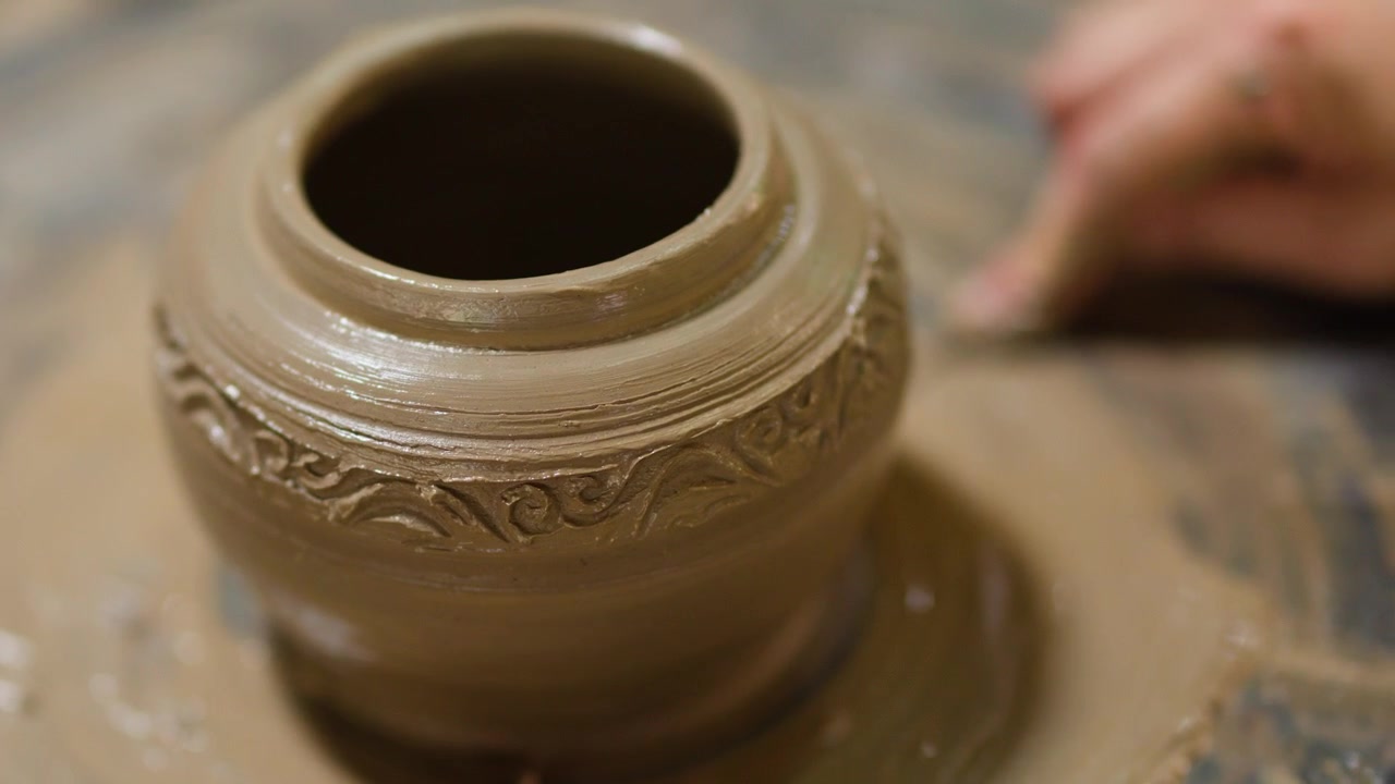 Primo piano di mani che modellano un vaso di ceramica decorativo su un tornio a Nonthaburi, Thailandia