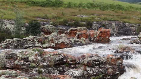 toma estática de una formación rápida entre rocas