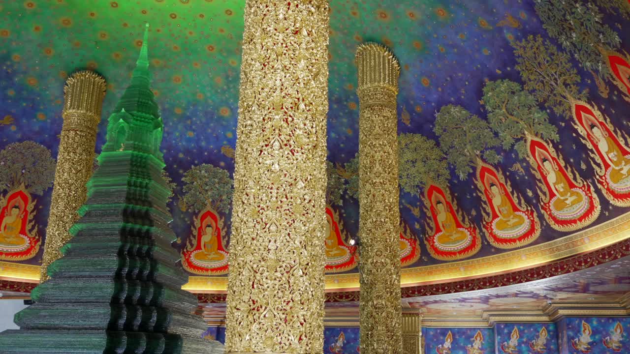 interior de wat paknam bhasicharoen glass esmeralda stupa tailandia bangkok
