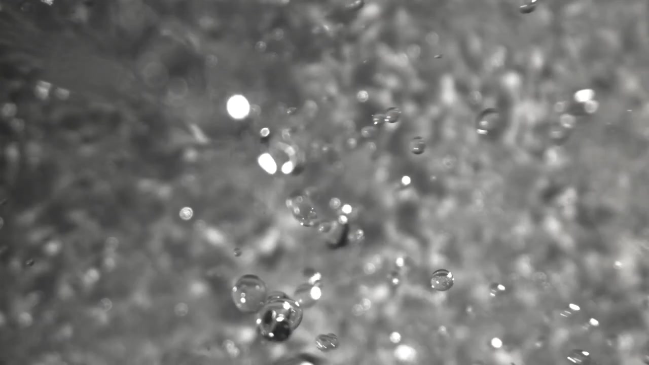 Movimento lento monocromatico di bolle d'aria che salgono nell'acqua