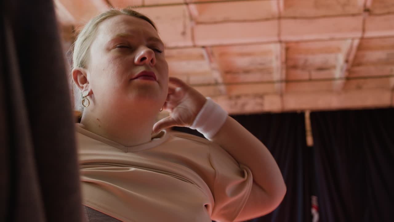 티셔츠를 입고 있는 여자