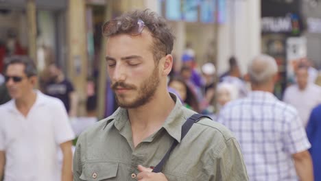 un homme ouvre les yeux dans la foule.