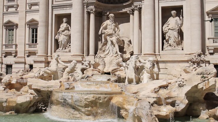 L'acqua scorre nella Fontana di Trevi a Roma, Italia