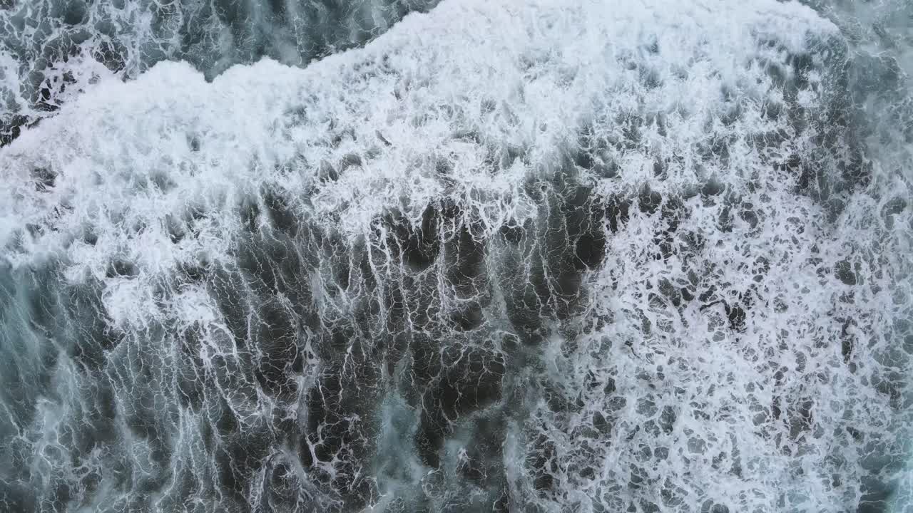 라 고메라, 카나리아 제도, 스페인의 검은 모래 해안에 거품 파도가 부서지는 어두운 바다의 공중 전망