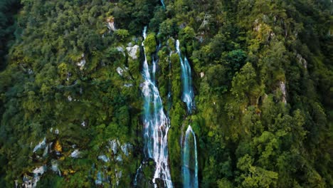 Vista-Aérea-Del-Bosque-Medio-De-La-Cascada-En-Nepal