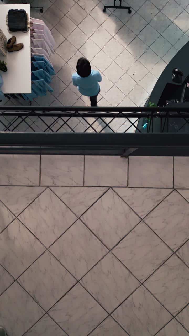 Overhead-billede af en tøjbutik