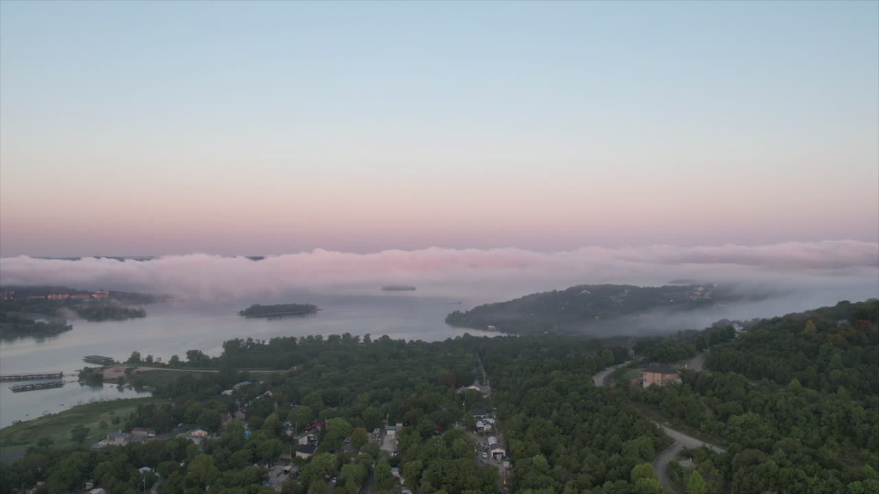 일출 시 호수에 이른 아침 안개의 시간 경과 드론 비디오