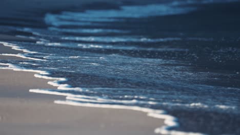 Las-Poderosas-Olas-Rompen-Alrededor-De-Las-Aguas-Poco-Profundas-De-Arena-En-La-Playa-De-Ersfjord