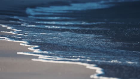 las poderosas olas rompen alrededor de las aguas poco profundas de arena en la playa de ersfjord