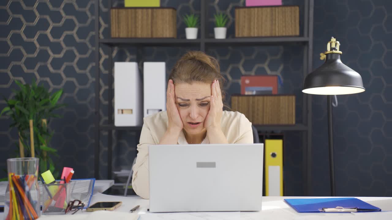 una mujer de negocios frustrada.