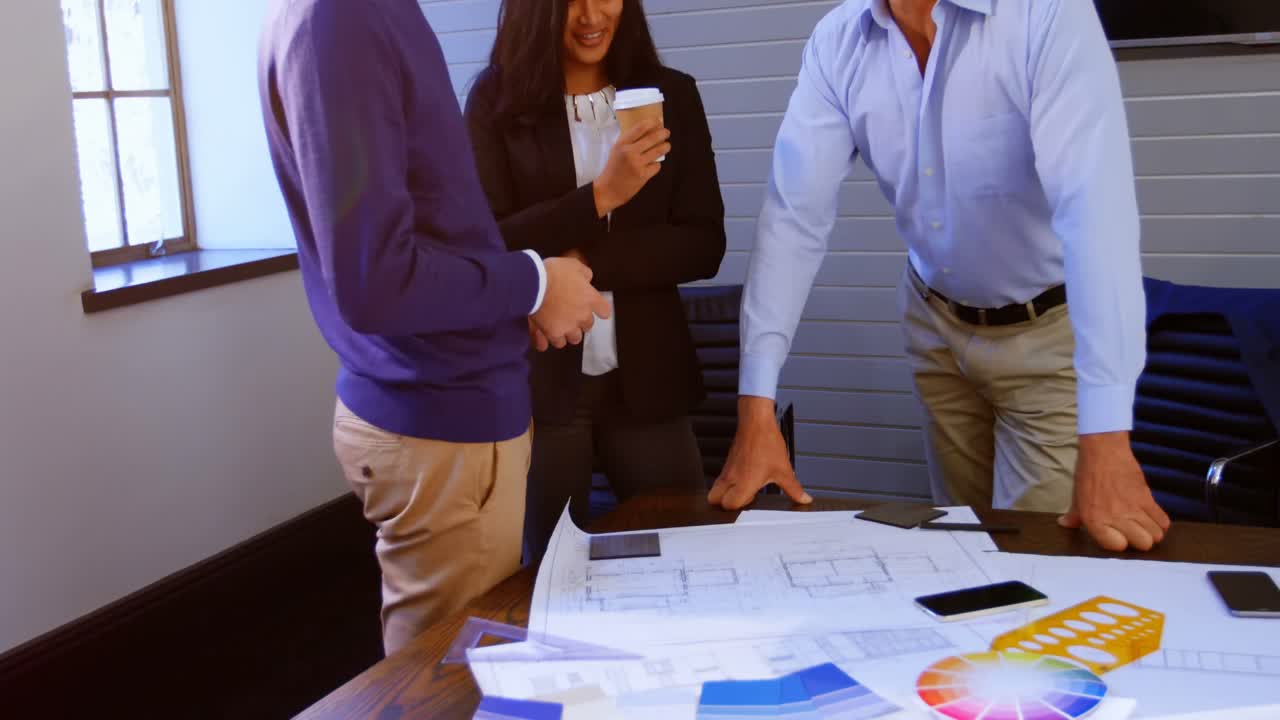 ejecutivos hablando en la sala de conferencias en la oficina 4k