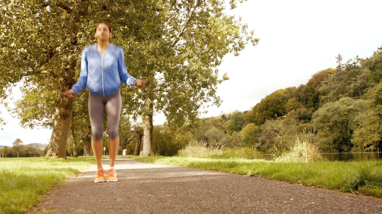bonita morena saltando en el parque