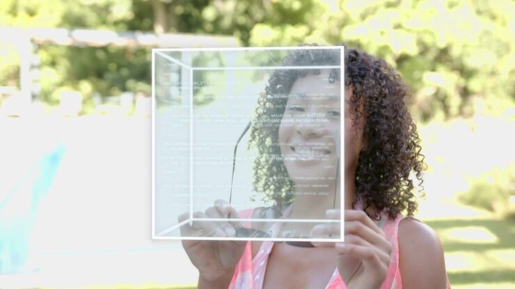Donna che alza gli occhiali da sole e attiva una sovrapposizione di cubo wireframe in piscina nel cortile, mostrando tecnologia AR.