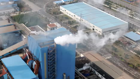 Cerrar-Vista-De-La-Contaminación-De-La-Central-Eléctrica-De-Vapor-Alimentada-Con-Carbón-En-El-Puerto-Marítimo