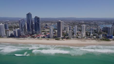 Horizonte-De-Broadbeach-En-La-Costa-Dorada,-Queensland,-Australia---Retroceso-Aéreo