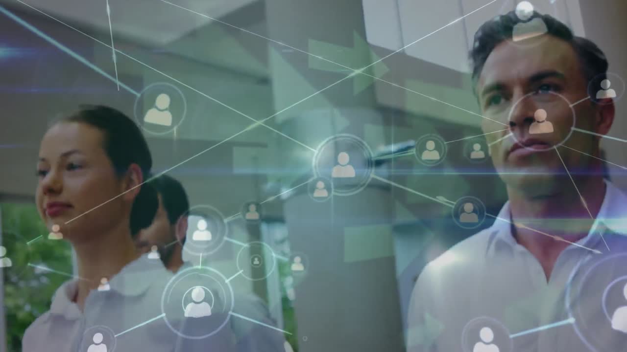 animación de conexiones y flechas sobre mujeres y hombres de negocios caucásicos caminando