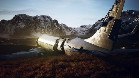 el avión se estrelló en una montaña.