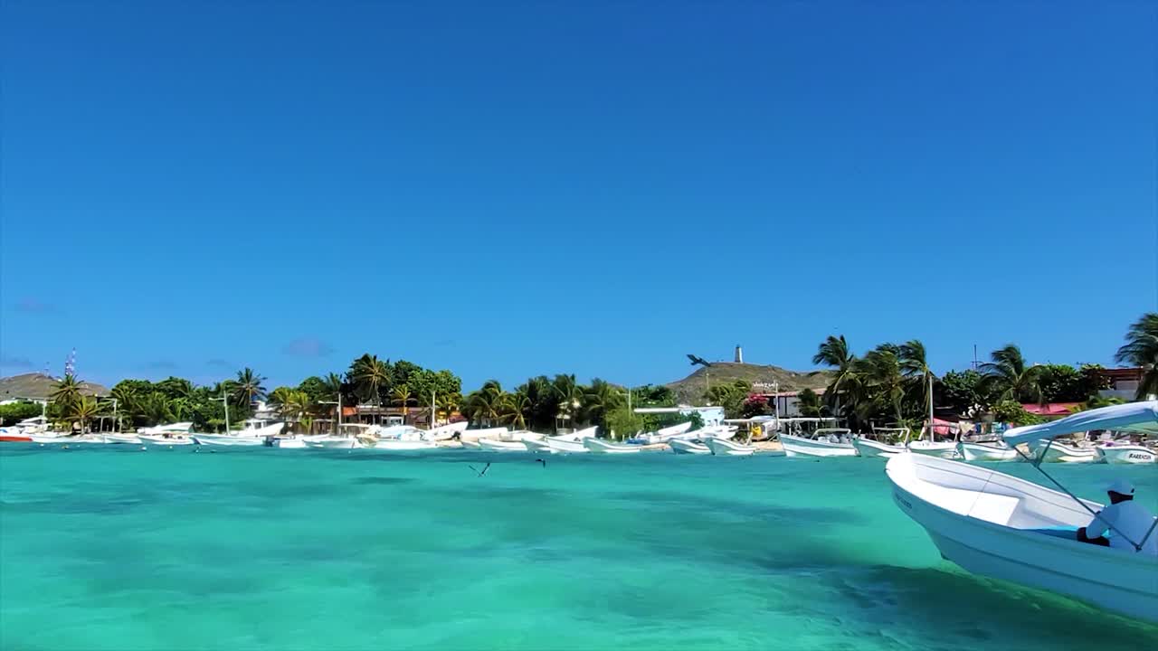 Puerto en un pueblo caribeño con barcos turísticos amarrados en aguas turquesas