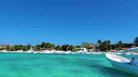 Puerto-Y-Puerto-En-Pueblo-Caribeño-Con-Barcos-Turísticos-Amarrados-En-Aguas-Turquesas