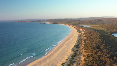 Una-Excelente-Vista-Aérea-De-La-Costa-De-La-Bahía-De-Kianinny-En-El-Parque-Nacional-Bournda-En-Nueva-Gales-Del-Sur,-Australia