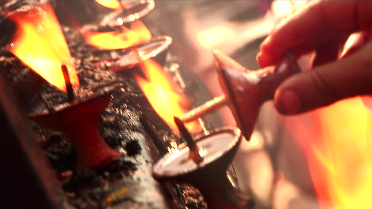 encendiendo velas de oración obturador arrastrado