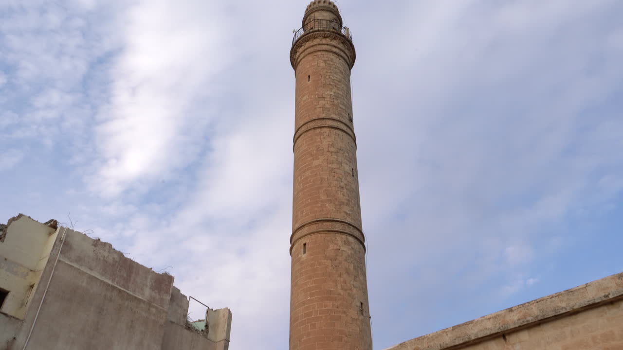 el minarete de las mezquitas latifiye de mardin desde abajo hacia afuera en un día nublado