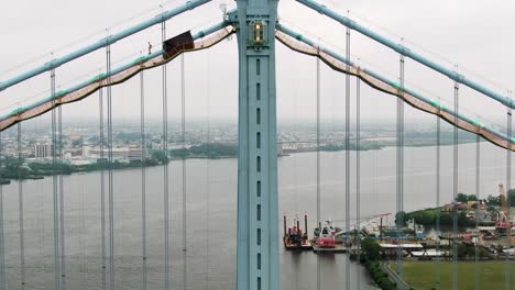 toma lateral aérea descendente del puente benjamin franklin en filadelfia sobre el río delaware entre pennsylvania y nueva jersey