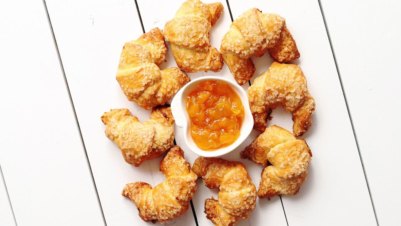 잼 주위에 누워있는 크루아상