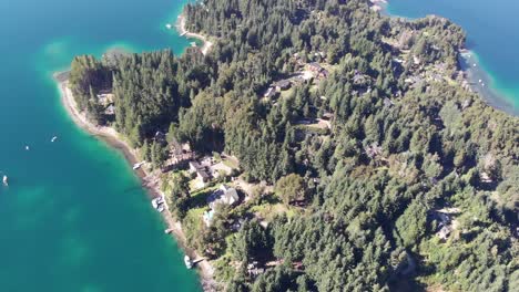 Inclinación-Aérea-Sobre-Puerto-Manzano-En-El-Claro-Lago-Nahuel-Patagónico