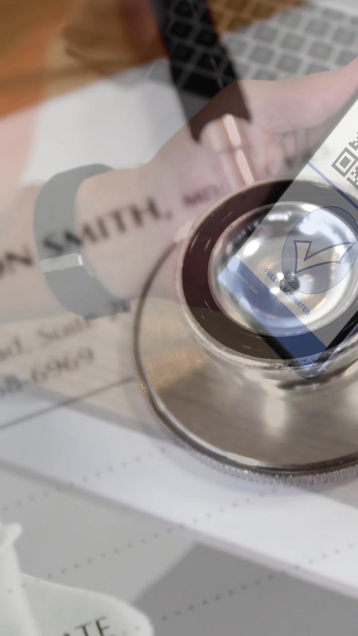 Animazione di uomo che tiene uno smartphone con passaporto vaccinale COVID-19 su stetoscopio
