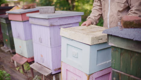 Der-Imker-Schließt-Den-Deckel-Des-Bienenstocks,-Nachdem-Er-Den-Bienenstock-Inspiziert-Und-Honig-Ausgewählt-Hat