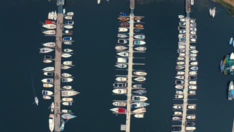 Vista-De-Pájaro-Del-Dron-Sobre-Los-Yates-Amarrados-En-El-Puerto-Deportivo-En-Un-Día-Soleado-De-Verano