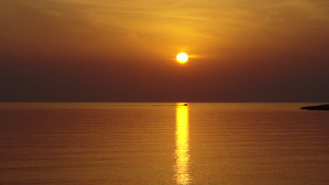 Barco-Conduciendo-Al-Atardecer-En-El-Mar-Mediterráneo