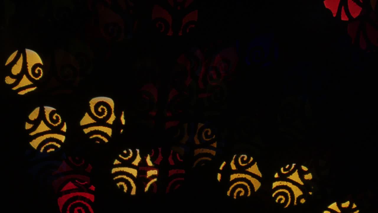 las luces giratorias bokeh en fondo negro.