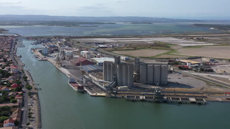 Puerto-Comercial-Puerto-La-Nouvelle-Silos-De-Grano-Almacenamiento-Toma-Aérea-Día-Soleado