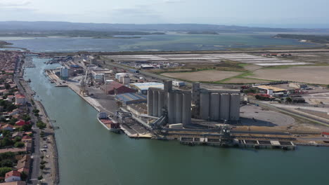 puerto comercial la nouvelle silos de grano almacenamiento disparo aéreo día soleado
