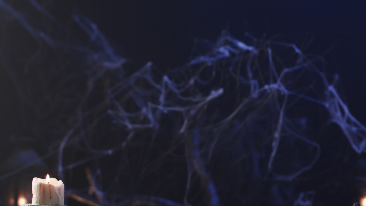 video de calabazas de halloween, vela y humo con espacio de copia en fondo púrpura