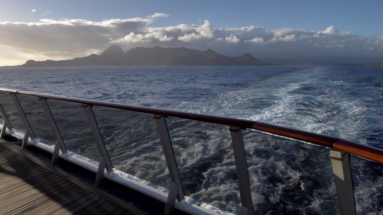 하와이를 떠나는 크루즈 선박의 뒷면, 해가 지고, 구름, 평온한 바다, 밀어 넣어 공개 촬영