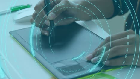 animazione di testo 5g in cerchi di caricamento sulla sezione centrale dell'uomo caucasico disegnato su tablet grafica