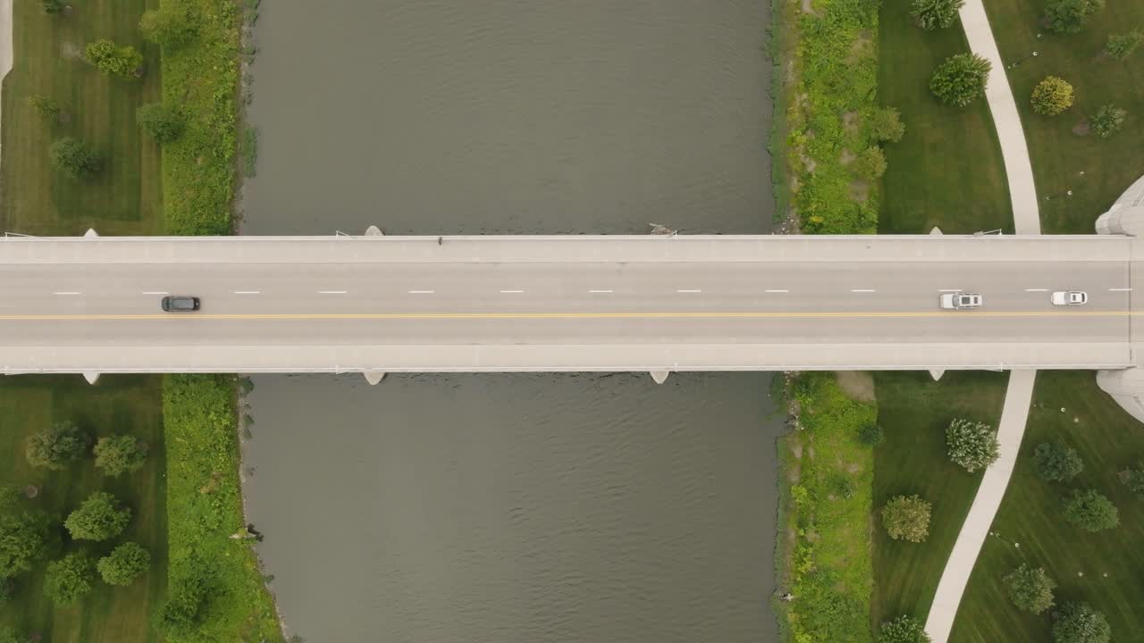 воздушный вид моста рич-стрит над рекой шиото в колумбусе, штат огайо, в туманный дымный день