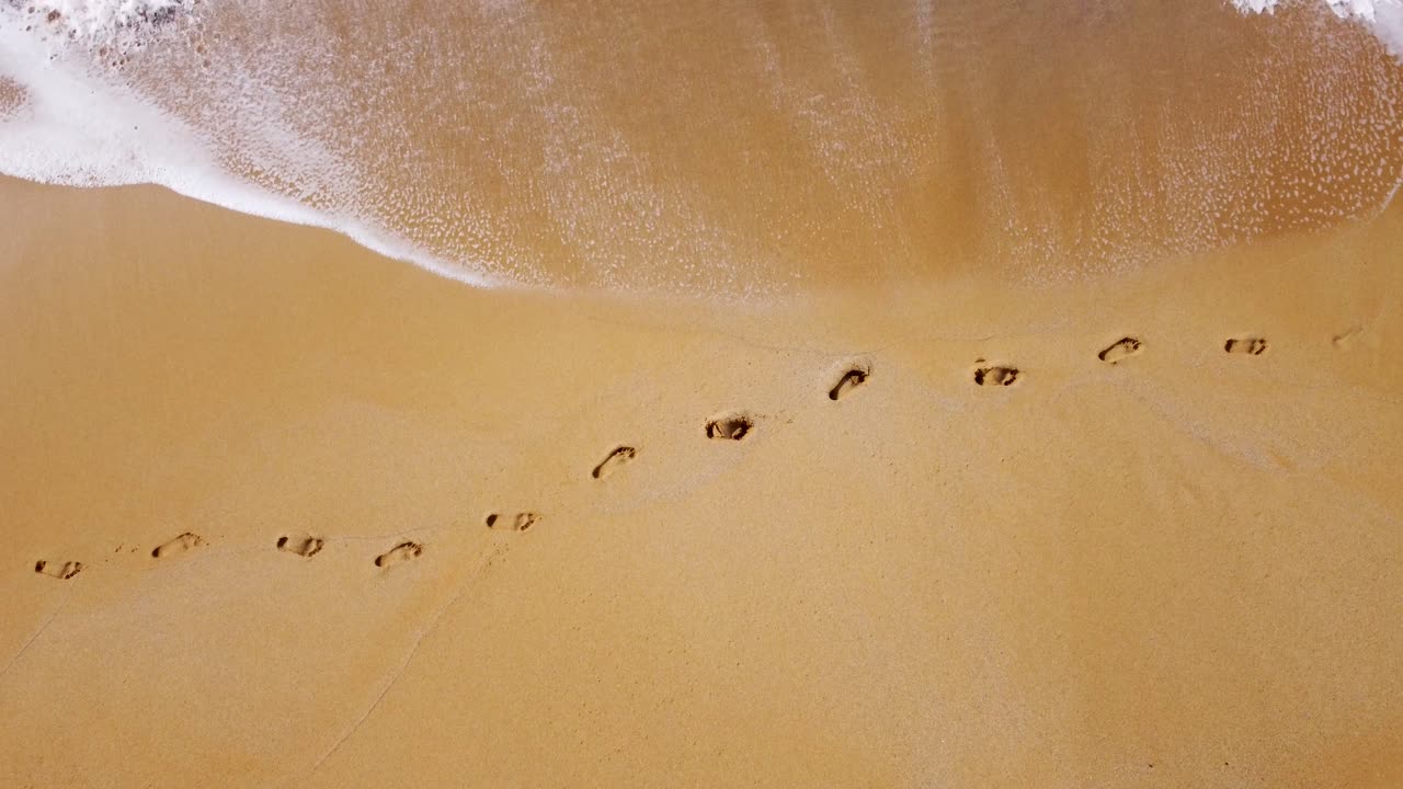 크레타 섬 에 있는 그리스 의 마탈라 에 있는 레드 비치 를 내려다보는 새 들 의 눈 으로 볼 수 있는 풍경