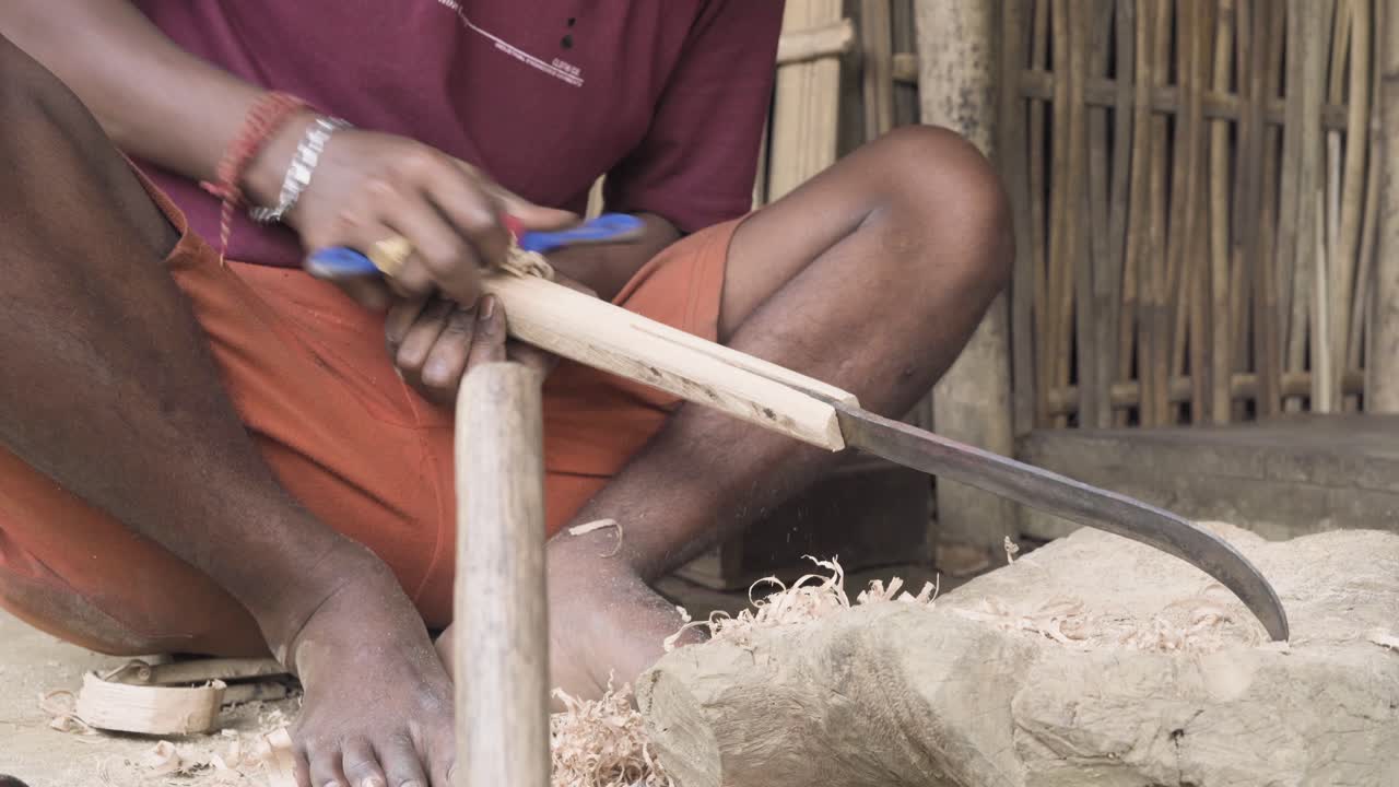 Manual peeling of extra wood on a billhook machete