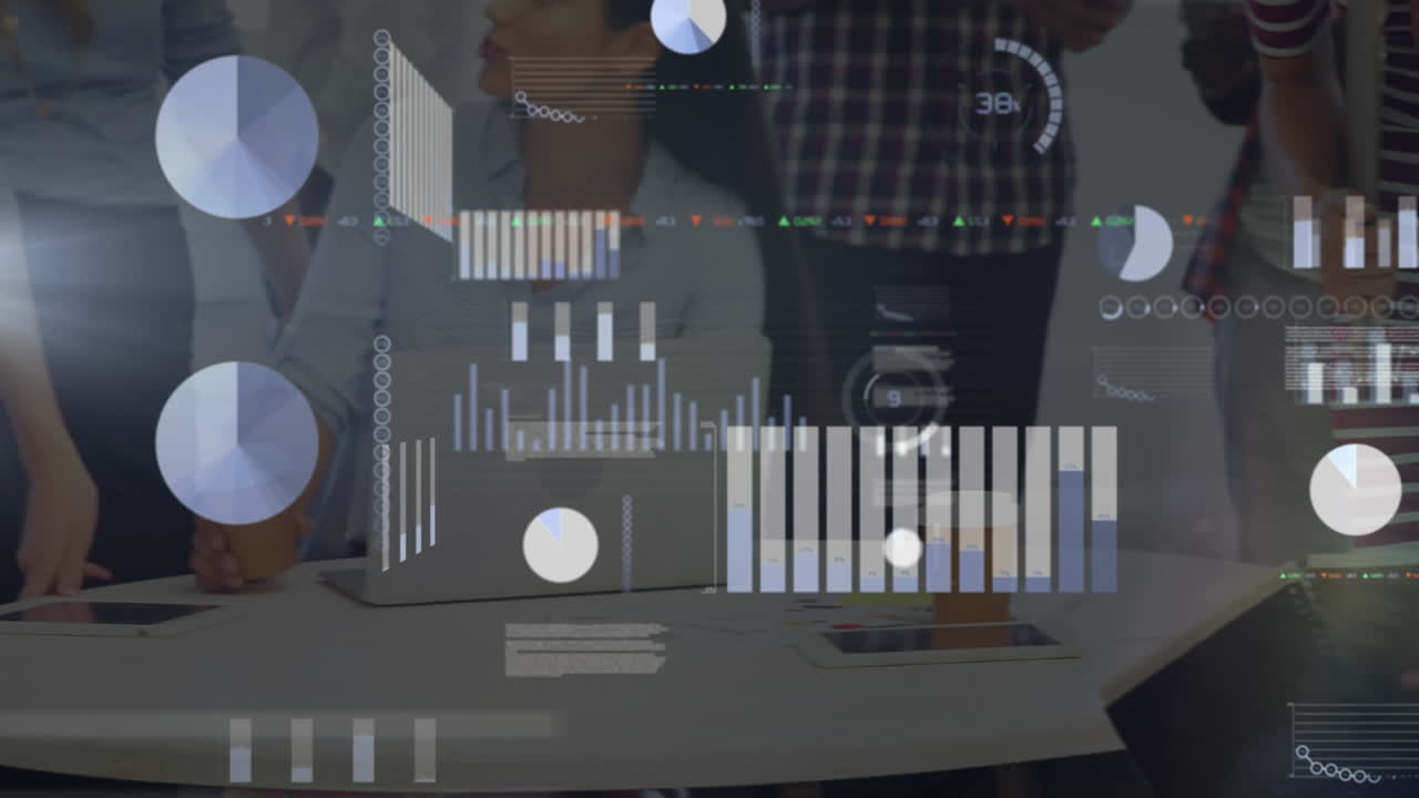 animación del procesamiento de datos financieros sobre diversas personas de negocios en la oficina