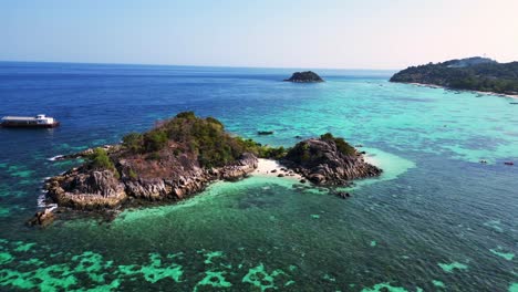 playa acantilado rocoso isla mar azul turquesa