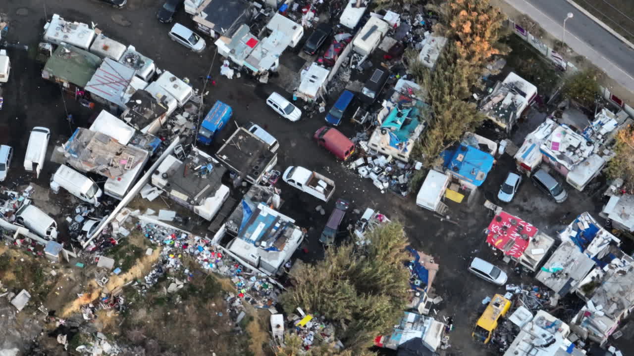 라 모슨 (la maison) 에서 비밀 항구 마을이 나타나고, 모 (mo) 와 하게 대조된다.