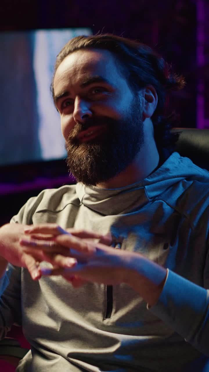 Creator di contenuti video verticali che gioca online a un videogioco multiplayer su PC da gaming, sfidando altri giocatori