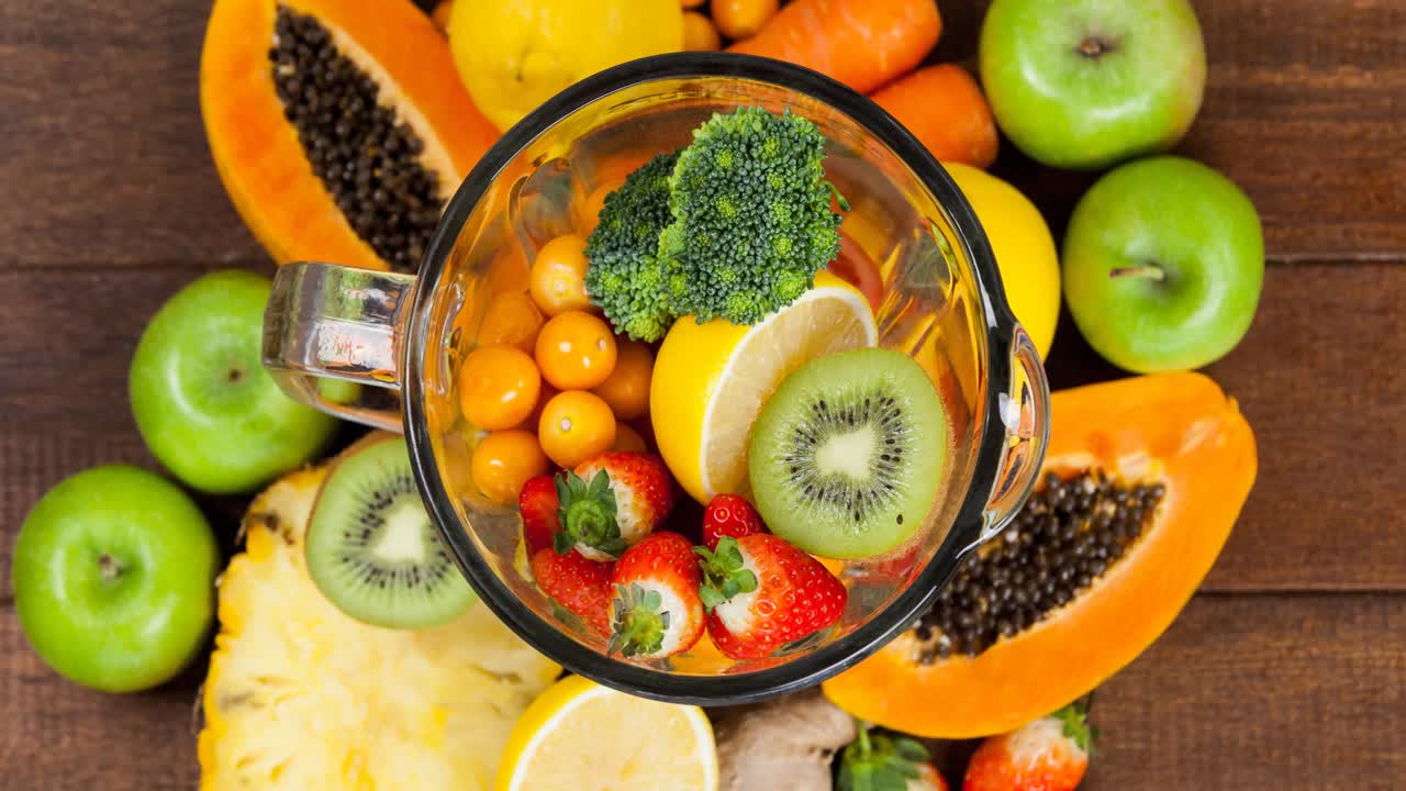 그 ⁇ 에 과일과 채소가 들어있는 신선한 유기농 채식주의 음식의 비디오